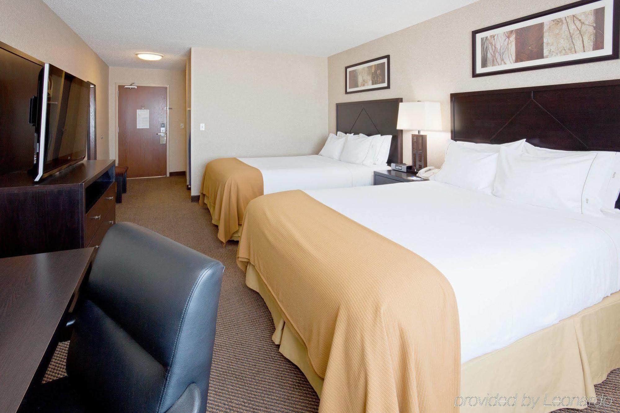 Holiday Inn Express Hotel & Suites Grand Forks By Ihg Номер фото